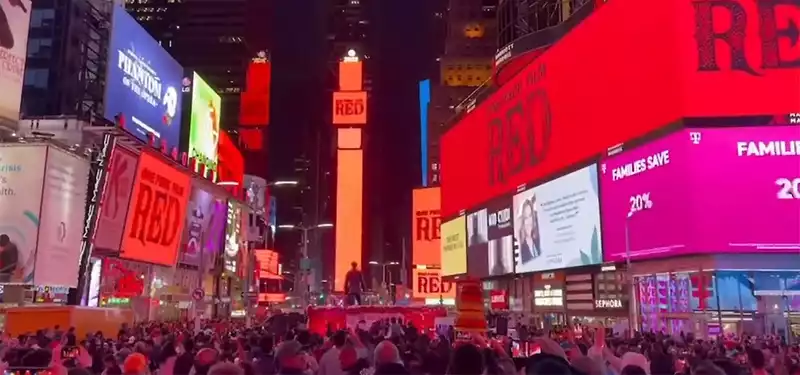 Crunchyroll "One Piece Film Red" with an incredible Times Square display